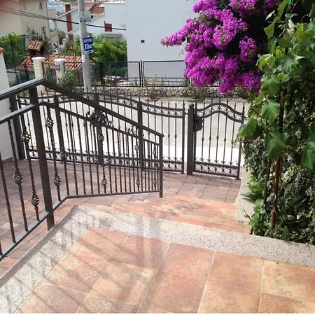 Villa Nena White